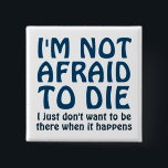 BADGE CARRÉ 5 CM JE N'AI PAS PEUR DE MOURIR FUNNY DIRE<br><div class="desc">Je n'ai pas peur de mourir. Je ne veux tout simplement pas être là quand ça arrivera. Dit amusant et citation humoristique,  et plaisanterie spirituelle. Faites une déclaration drôle avec cette citation stupide d'une ligne. Discours amusant avec un peu de pensée braineuse. Texte en bleu foncé et entièrement personnalisable.</div>