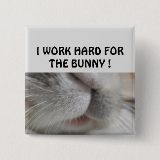 Badge Carré 5 Cm Je travaille dur pour le lapin
