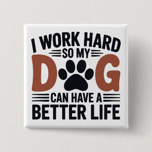 Badge Carré 5 Cm Je Travaille Dur Pour Que Mon Chien Vie Mieux - Mi