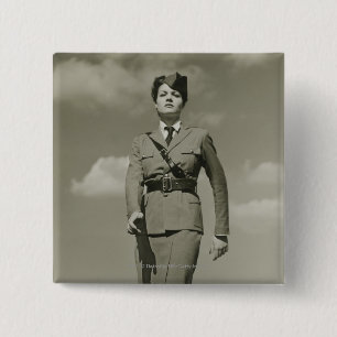 Badge Carré 5 Cm Jeune femme dans la marche militaire sur le dessus