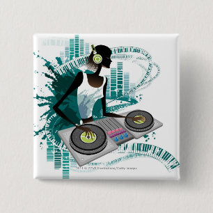 Badge Carré 5 Cm Jeune femme DJ à l'aide du Tourne-disque dans la