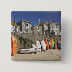 Badge Carré 5 Cm Kayaks et yoles empilés contre le mur de mer à