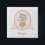 Badge Carré 5 Cm Kitty Cat<br><div class="desc">Donnez à vos invités de fête d'anniversaire ce bouton d'anniversaire à thème kitty mignon. Vous pouvez customiser le texte pour inclure n'importe quel nom que vous souhaitez. Une grande faveur de fête ! Vos invités seront impressionnés dès qu'ils verront votre adorable bouton !</div>