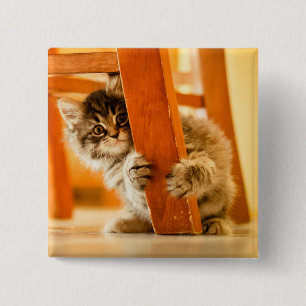 Badge Carré 5 Cm Kitty sous la chaise