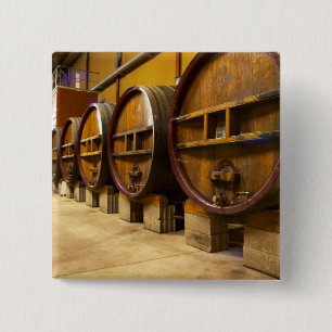 Badge Carré 5 Cm La cave vinicole avec de grands vieux fûts en bois