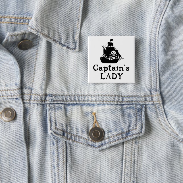 Badge Carré 5 Cm La Dame du Capitaine (En situation)