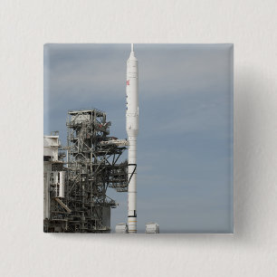 Badge Carré 5 Cm La fusée Ares I-X est visible sur le lanceur