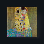 Badge Carré 5 Cm Le baiser de Gustav Klimt, Art Nouveau Vintage<br><div class="desc">Le Kiss (Der Kuss) (1907/08) de Gustav Klimt est probablement son oeuvre la plus célèbre. Klimt a commencé à y travailler en 1907 et c'est le point culminant de sa soi-disant "période d'or". The Kiss est une vintage peinture d'amour et d'amour de l'époque victorienne Symbolisme mettant en vedette un couple...</div>