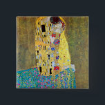 Badge Carré 5 Cm Le baiser de Gustav Klimt, Art Nouveau Vintage<br><div class="desc">Le Kiss (Der Kuss) (1907/08) de Gustav Klimt est probablement son oeuvre la plus célèbre. Klimt a commencé à y travailler en 1907 et c'est le point culminant de sa soi-disant "période d'or". The Kiss est une vintage peinture d'amour et d'amour de l'époque victorienne Symbolisme mettant en vedette un couple...</div>