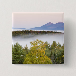 Badge Carré 5 Cm Le brouillard matinal et les pics de Percy