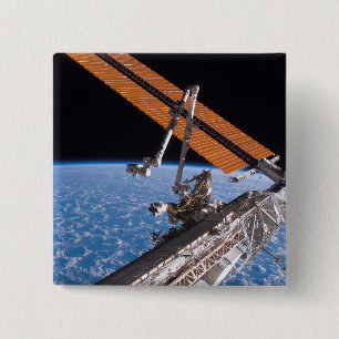 Badge Carré 5 Cm Le Canadarm2 et les ailes de panneaux solaires