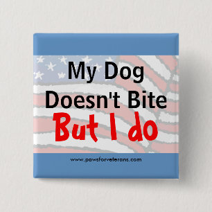 Badge Carré 5 Cm Le chien ne mord pas le bouton