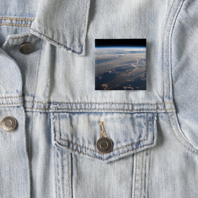 Badge Carré 5 Cm Le lever Du Soleil Coule De Longues Ombres Sur La  (En situation)