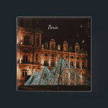 Badge Carré 5 Cm Le Louvre, Paris, France<br><div class="desc">Le Louvre at night</div>