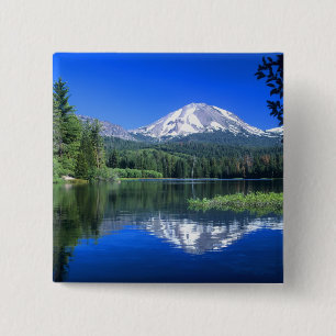 Badge Carré 5 Cm Le mont Lassen s'élève au-dessus du lac Manzanita