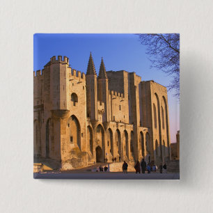 Badge Carré 5 Cm Le Palais du Pape à Avignon avec des gens