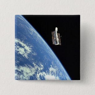 Badge Carré 5 Cm Le télescope spatial Hubble avec une terre bleue