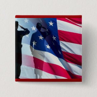 Badge Carré 5 Cm Le vétéran salue le drapeau patriotique