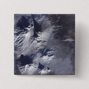 Badge Carré 5 Cm Le volcan de Bezymianny montre une plume modeste