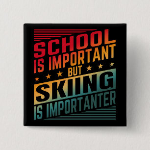 BADGE CARRÉ 5 CM L'ÉCOLE EST IMPORTANTE MAIS LE SKI EST PLUS IMPORT