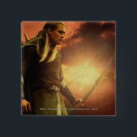 Badge Carré 5 Cm LEGOLAS GREENLEAF™ avec Bow<br><div class="desc">Seigneur des Anneaux : Les Deux Tours. Il y a une voix tombée dans l'air. Quelque chose approche. Je peux le sentir.</div>