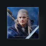 Badge Carré 5 Cm LEGOLAS GREENLEAF™ en bleu<br><div class="desc">Seigneur des Anneaux : Retour du Roi. Il y a une voix tombée dans l'air. Quelque chose approche. Je peux le sentir.</div>
