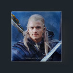 Badge Carré 5 Cm LEGOLAS GREENLEAF™ en bleu<br><div class="desc">Seigneur des Anneaux : Retour du Roi. Il y a une voix tombée dans l'air. Quelque chose approche. Je peux le sentir.</div>
