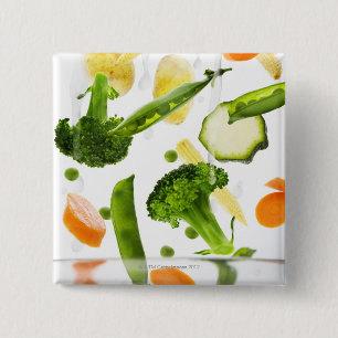 Badge Carré 5 Cm Légumes frais avec de l'eau tombant dans une