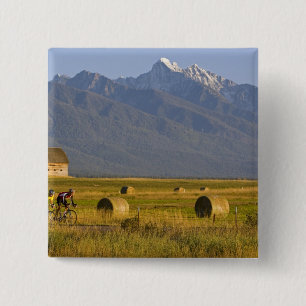 Badge Carré 5 Cm Les cyclistes font la course arrière dans le pays
