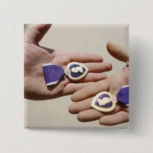 Badge Carré 5 Cm Les destinataires de Purple Heart montrent leurs