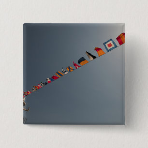Badge Carré 5 Cm Les drapeaux volent au-dessus de la plate-forme