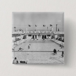Badge Carré 5 Cm Les gens détendant dans la piscine extérieure B&