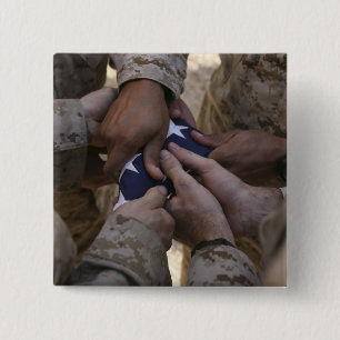 Badge Carré 5 Cm Les marines plient un drapeau américain