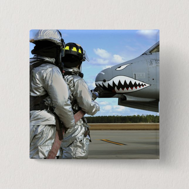 Badge Carré 5 Cm Les pompiers déploient un tuyau d'incendie pendant (Devant)