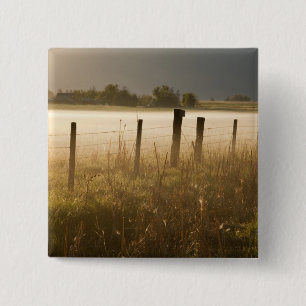 Badge Carré 5 Cm Lever de soleil éclairant le brouillard le long d'