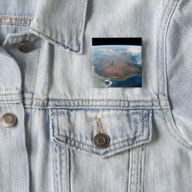 Badge Carré 5 Cm L'Île De Madagascar. (En situation)