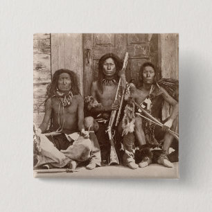 Badge Carré 5 Cm L'Indien trois brave, photographié par l'anglais