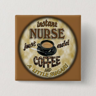 BADGE CARRÉ 5 CM L'INFIRMIÈRE INSTANTANÉE AJOUTENT JUSTE LE CAFÉ