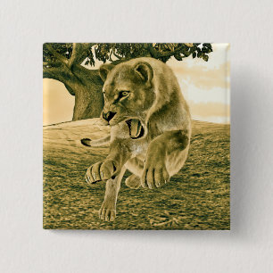 Badge Carré 5 Cm Lionne Chasseuse