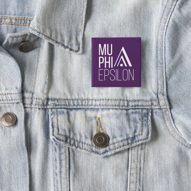 Badge Carré 5 Cm Logo de Mu Phi Epsilon (En situation)