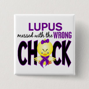 Badge Carré 5 Cm Lupus sali avec le poussin faux