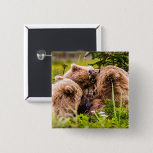 Badge Carré 5 Cm Mama bear nourrit ses deux petits, Lake Clark Nati