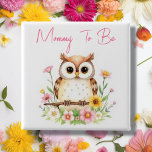 Badge Carré 5 Cm Maman à être | Baby shower à thème Woodland<br><div class="desc">Bouton de baby shower pour que la maman soit du baby shower thématique d'un garçon ou d'une fille. Une aquarelle douce d'ai illustrant un chouette. Le texte est modifiable et peut être personnalisé dans la zone personnalisée. Obtenez un pour chaque membre de la famille !</div>