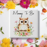 Badge Carré 5 Cm Maman à être | Baby shower à thème Woodland<br><div class="desc">Bouton de baby shower pour que la maman soit du baby shower thématique d'un garçon ou d'une fille. Une aquarelle douce d'ai illustrant un chouette. Le texte est modifiable et peut être personnalisé dans la zone personnalisée. Obtenez un pour chaque membre de la famille !</div>
