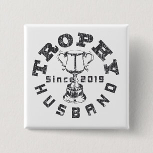 Badge Carré 5 Cm Mari Trophée 2019 Bouton