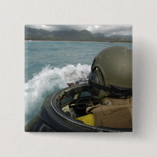 Badge Carré 5 Cm Marine des USA conduisant un véhicule d'assaut