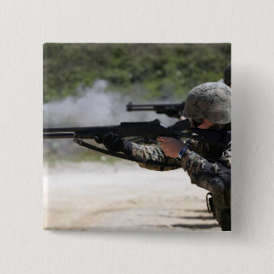 Badge Carré 5 Cm Marines mettant le feu à des fusils de chasse