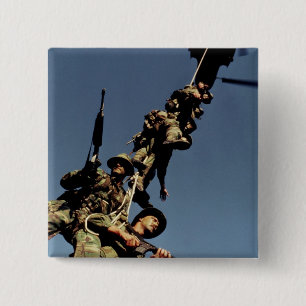 Badge Carré 5 Cm Marines sur une INSTALLATION de SPIE. un