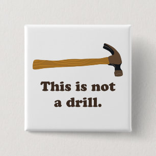 Badge Carré 5 Cm Marteau - ce n'est pas un foret