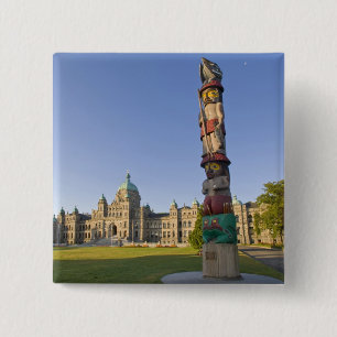 Badge Carré 5 Cm Mât totem devant l'édifice du Parlement à